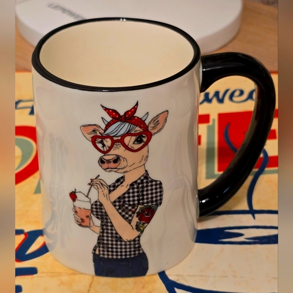 Signature large cup mug 17.5 oz pin up girl cow new - Picture 3 of 4